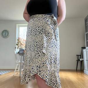 Omlottkjol från neo noir🐆använd ett fåtal gånger🐆perfekt nu till sommaren🐆 beige kjol men blå leopard mönster🐆
