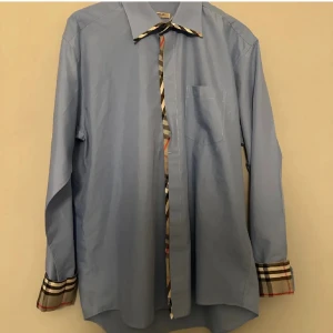 Burberry skjorta - Hej, jag säljer min burberry skjorta då den inte kommer till användning. Storleken är Xl men om man bara sätter i den i sina byxor som man oftast gör så kan den passa vem som helst.Skicket är 10/10. Skriv vid intresse .Priset är inte hugget i sten.  