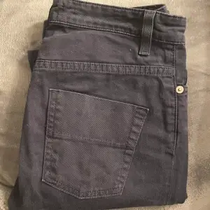 Mörkblå lågmidjade och bootcut jeans från Filippa K, storlek står inte men vet att midjemåttet rakt över är 33cm och innerbenslängden är 76cm💕