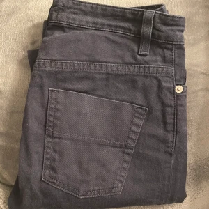 Filippa K jeans  - Mörkblå lågmidjade och bootcut jeans från Filippa K, storleken är 27/34, midjemåttet rakt över är 33cm och innerbenslängden är 76cm. Skriv för frågor eller fler bilder💕