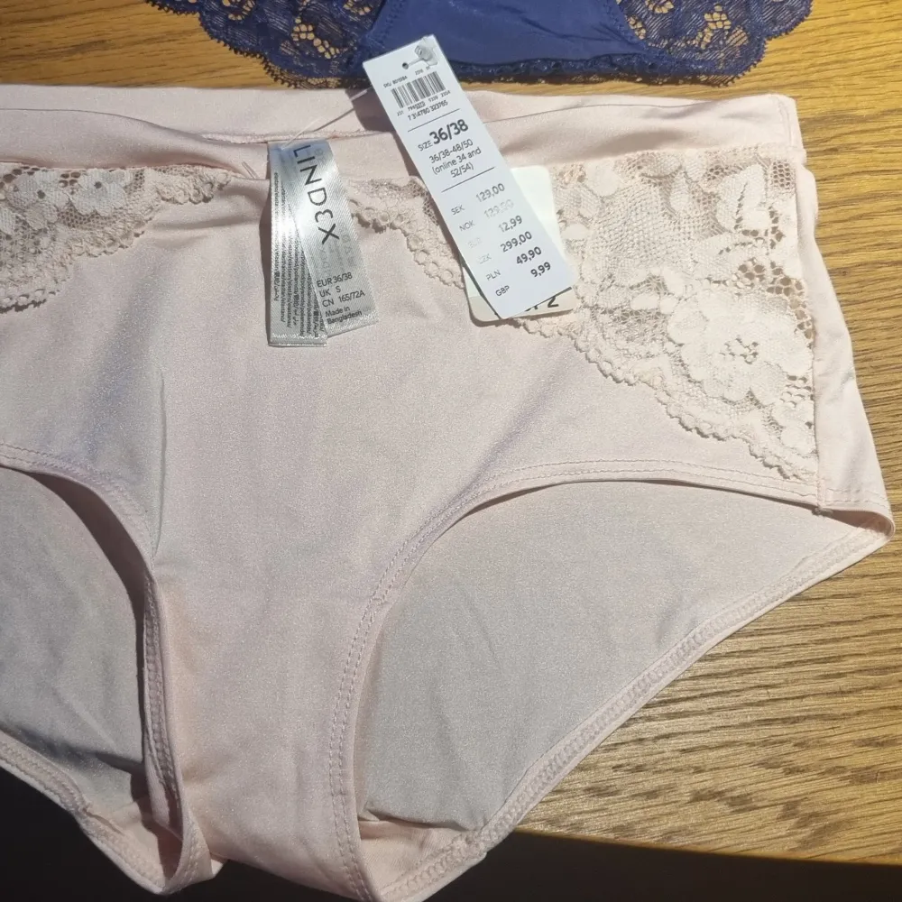 3 helt nya trosor med Prislappen kvar  2 från Change MyPanties modell;Hailey Tai färg:blueprint storlek S Andra trosan myPanties modell: Hailey Tai  Färg:Bluetooth Haze 85%polyamid15% Elastan  Ljusrosa trosa Lindex storlek 36/38 . Övrigt.