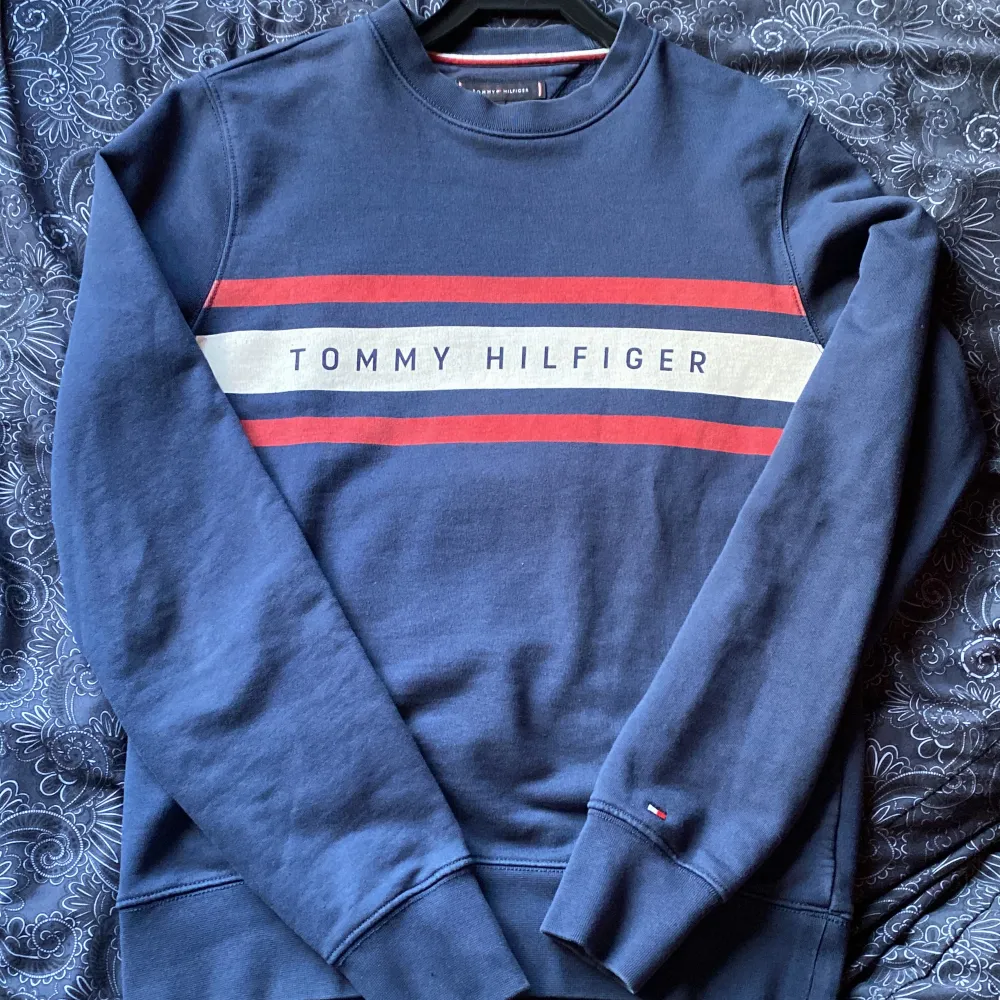 Säljer min Tommy Hilfinger tröja. Den är i bra skick, har använt den Max 5 gånger.  Pris kan diskuteras . Hoodies.