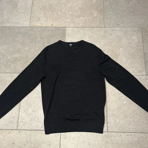100% merinoull tröja UNIQLO  - 100% stickad merinoull tröja från UNIQLO. Är nyskick och endast använts ett fåtal gånger.