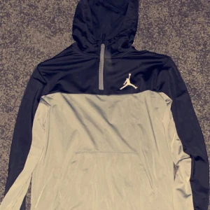 Jordan hoodie - Säljer nu denna Jordan tröjan. 10/10 kvalite och jätte snygg. Original pris ligger på ungefär 650 kr. Skriv till mig om du har frågor eller vill ha fler bilder. Säljer pågrund av att den är för liten. Knappt använd