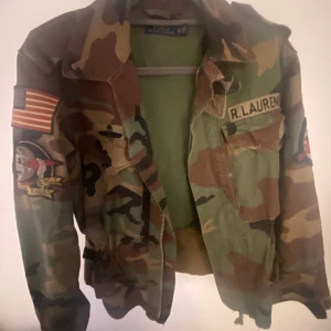 Ralph lauren jacka - Säljer Ralph Lauren jacka i camoflash. Strl Xs men var för lång för mig så klippte den så det finns ingen ficka som man ser på bild 3. Nästan aldrig andvänd. Köpt för ca 3500 och säljs för 1000 .går ner i pris vid snabb affär 