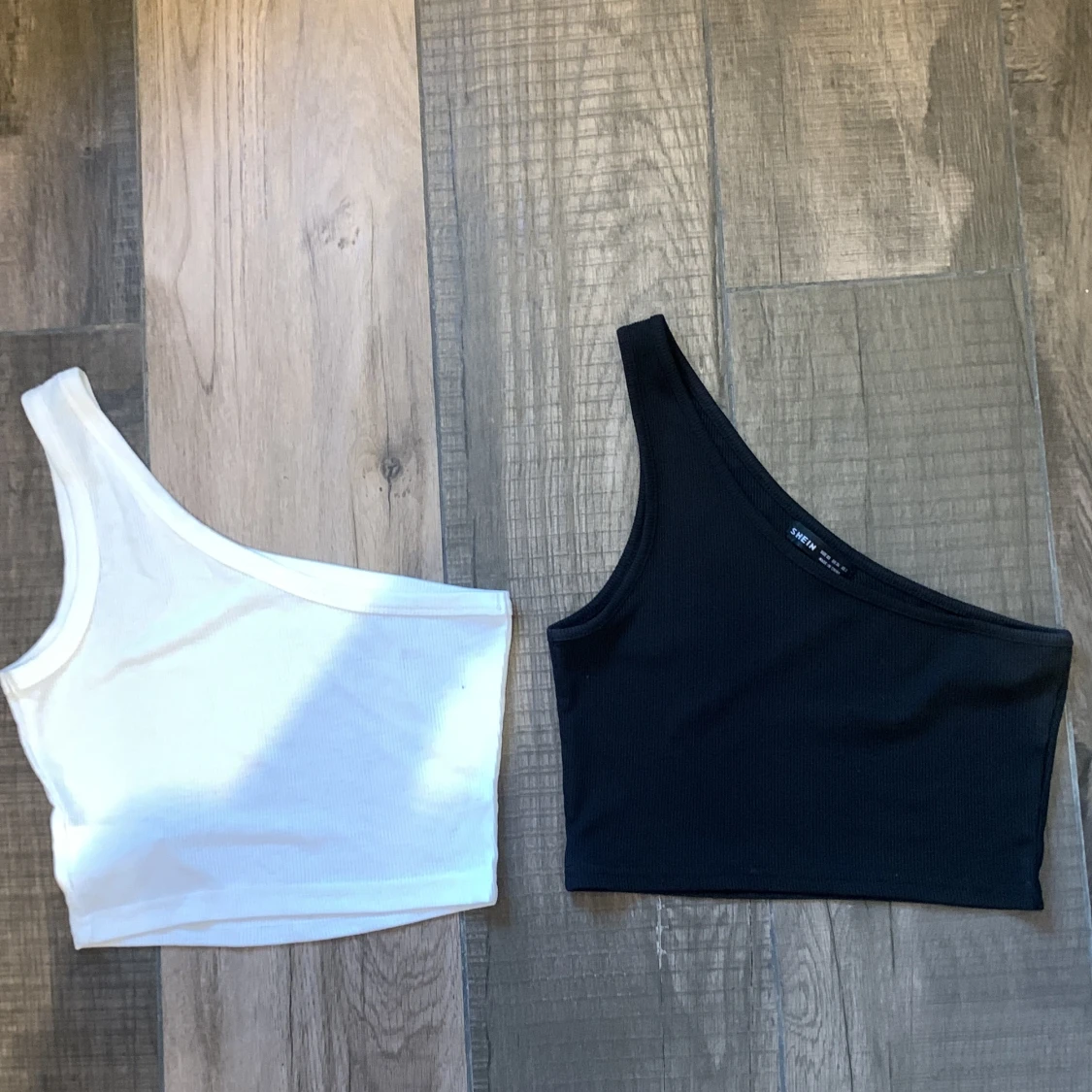 Två off shoulder toppar