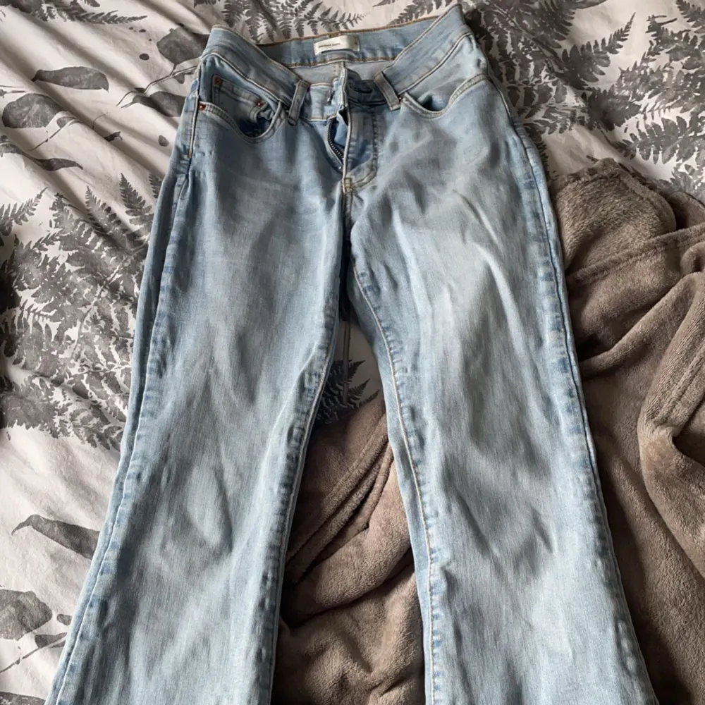 Säljer nu ett par ljusblåa bootcut jeans ifrån Ginatricot, nästan oanvända.  strl 32 petite 200 (+frakt) nypris 500kr . Jeans & Byxor.