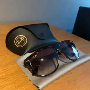 Säljer nu dessa riktigt snygga Rayban Boyfriend solglasögon. Dem är knappt använda och precis som nya. Allt följer med vid köp. Tveka inte på att höra av dig om du har frågor eller vill ha fler bilder!