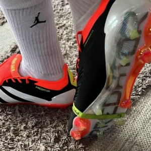 Adidas predator - Använda 1 gång ny pris 3299kr säljer de för 1800kr passade inte min fot och det gick inte att lämna tillbaks till unisport storlek 44