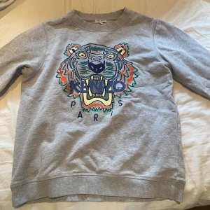 Kenzo tröja - Gott skick. Modellen finns ej att köpa längre. Passar xs.