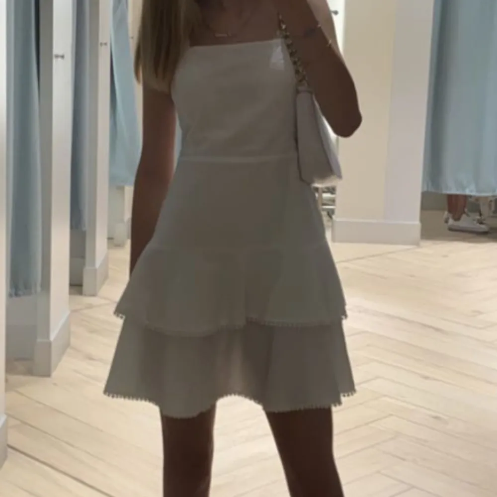 säljer denna vita klänning i storlek 38, passar bra på mig som i vanliga fall är st 34. Klänning är använd få gånger men är i nyskick, perfekt till skolavslutning. . Klänningar.