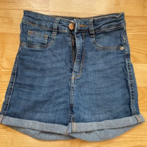 Högmidjade Molly-shorts - Säljer dessa mörkblå shorts från Gina i modellen Molly då de blivit för små. De är använda men i jättebra skick! Hör gärna av dig vid frågor, fler bilder eller prisdiskussion💕😇