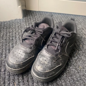 Svarta Nike skor - Kommer såklart tvättade vid köp. Väldigt bra skick, dom är endast smutsiga på bilden vilket tas bort vid köp.