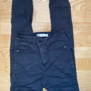 Molly-jeans - Säljer dessa högmidjade jeans från Gina i modellen Molly då de blivit för små. Skulle säga att de passar XS och S. Jeansen är använda men i toppenskick. Hör gärna av dig vid frågor, intresse, för fler bilder eller prisdiskussion!💕😇