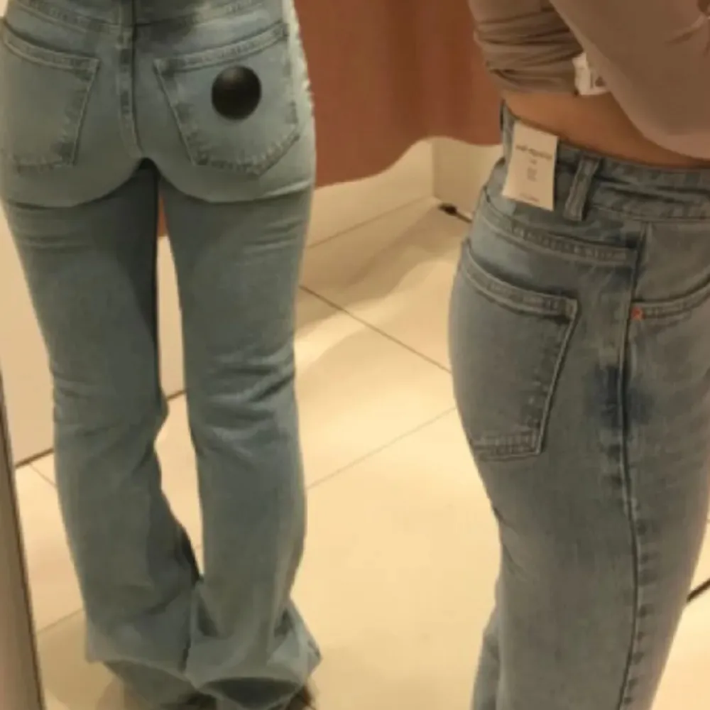 säljer slutsålda supersnygga low/mid waist bootcut jeans, prislappen är kvar på, tyvärr aldrig kommit till användning. kontakta vid frågor💗. Jeans & Byxor.