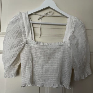 Snygg vit topp - Perfekt till sommaren. Bara använd en gång. 