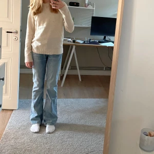 Gina tricot jeans💖🪩 - Säljer dessa Gina jeansen, haft de i 1,5 år och använda i ett halvår då de nu är försmå. Skriv till mig om ni har funderingar/frågor eller vill ha bilder😘💗 De är i barnstorlek 164🪐