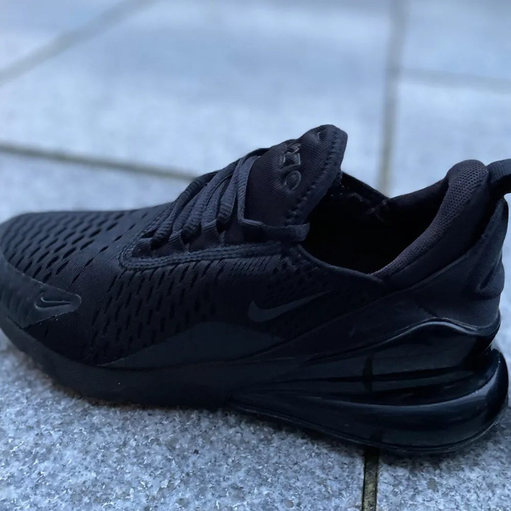 Ett par knappt använda svarta Nike air 270. 100% äkta och köpta på zalando. Kvitto finns. Kommer inte gå ner i pris. Köparen betalar frakt eller hämtar i Malmö.. Skor.