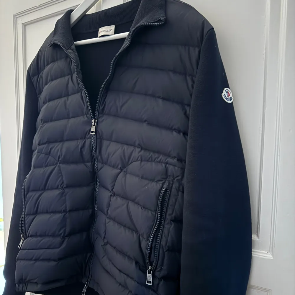 Säljer denna mörkblåa Moncler cardigan för ett väldigt bra pris! Jackan är använd 2 gånger så skicket är så gott som nytt👍🏼 Jackan är i storlek L men är liten i storlek så passar även M. Om du har några frågor eller intresse får du gärna höra av dig😁. Jackor.