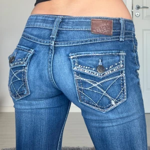 Lågmidjade jeans  - midjemått: 37cm rakt över, innerbenslängd: 80cm 💗 