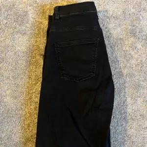 Säljer mina svarta straight jeans i storlek M, säljer då de blivit för stora  och aldrig kommit till användning. Säljer för 70kr, nypris 300kr🤍
