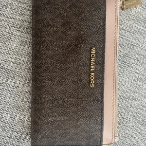 Michael kors plånbok - Jättefin plånbok från Michael kors  Några små defekter men inget som syns jätte tydligt Pris kan diskuteras