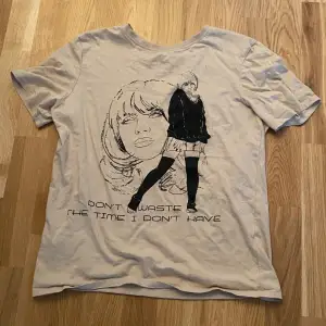 En superfin Billie Eilish t-shirt! Helt oanvänd och är i bra skick‼️