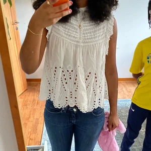 Vit blus broderi - Identisk till den på första bilden bara att den har nån cm högre krage 💗 Den är från nåt annat märke. Går inte att köpa längre på zara. Pris kan sänkas vid snabb affär 😜