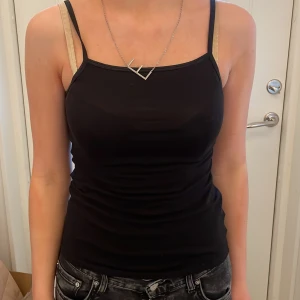 vanligt svart linne - basic svart linne från hm, bra pass form, använd ett fåtal gånger, stl xs