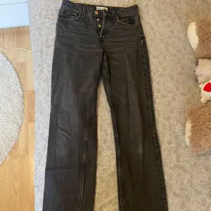 Säljer mina svarta jeans från zara i storlek 34. Jeansen har använt hyfsat mycket men är fortfarande i bra skick. Pris kan diskuteras🤍