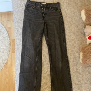 Svarta zara jeans - Säljer mina svarta jeans från zara i storlek 34. Jeansen har använt hyfsat mycket men är fortfarande i bra skick. Pris kan diskuteras🤍