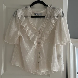 Zara blus  - Blus från zara! Saknar en knapp i mitten (bild 2), men inget som syns vid användning 😊Storlek M men sitter bra på mig som har xs/s i vanliga fall 