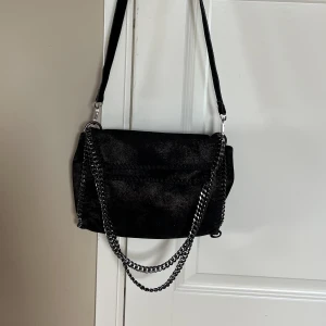 Stella McCartney liknande väska! -  En supersnygg väska med både axelremsband och dem i metall 