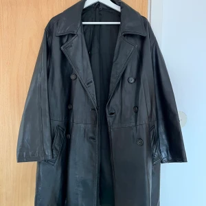 Läderkappa - Jacka i svart läder i storlek L/M 🖤 supercool och vintage