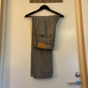 Gråa jeans J&J - Jack&jones lose chris gråa jeans  Använda fåtal gånger, bra skick  Strl W32 L32