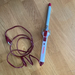 Babyliss Locktång - Locktång från Babyliss i jättebra skick! Köpt för ca 2 år sen och använd max 3 ggr🫶🏼🫶🏼Kommer tyvärr inte ihåg vad modellen heter🫶🏼 Priset kanske kan diskuteras 