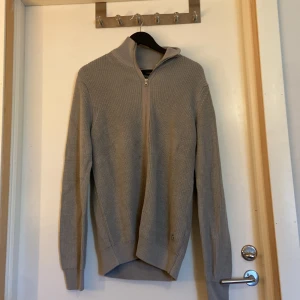 Stickad zip - Grå stickad zip, aldrig använd strl M