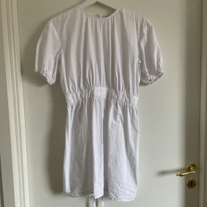 Vit NA-KD Klänning - Vit klänning från NA-KD med öppen rygg🥰 Använd en gång på en skolavslutning så i väldigt fint skick💞Storlek 36🥰