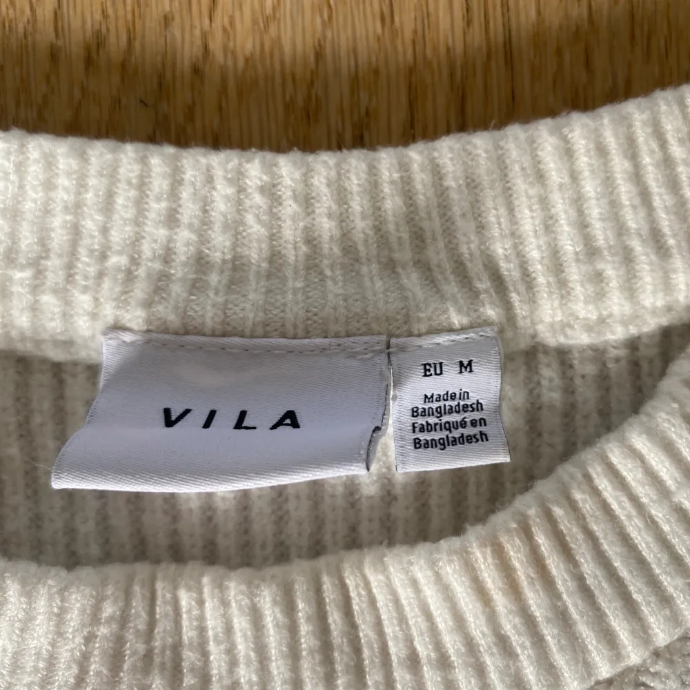 Säljer denna vita stickade tröja. Använd fåtal gånger under hösten och är i fint skick. Från början köpt från vila.💗. Tröjor & Koftor.