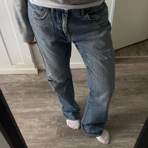 Skitsnygga vintage jeans! Äkta Dsquared2 med håll på vänster knät, finns tecken på användning nere vid byxänden men annars fint skick 💙 Orginalpris är över 2000, jag säljer mina för 600kr! (Jag är 170cm lång för referens, de är lång på mig)
