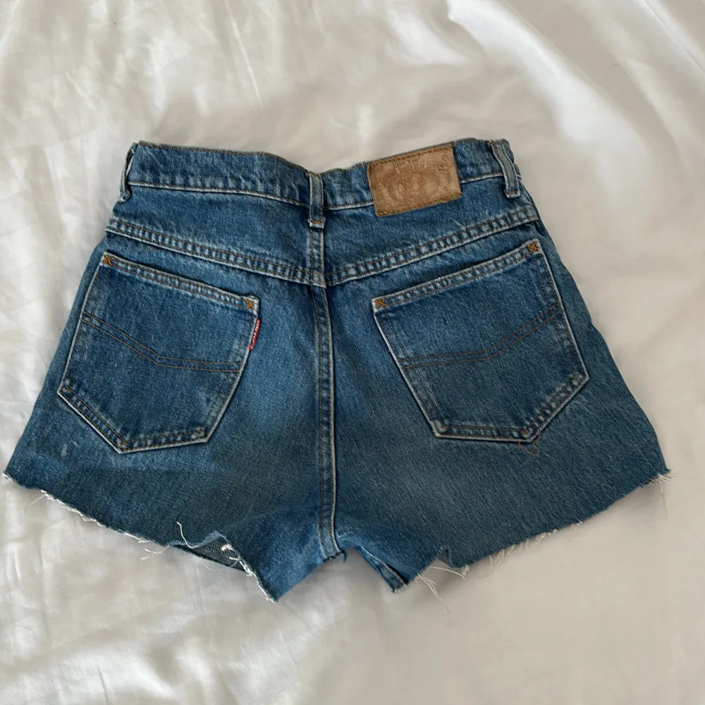 Superfina jeans shorts som tyvärr blivit för små🩷 superfint skick dock har sömnen spruckit se bild 3  . Shorts.