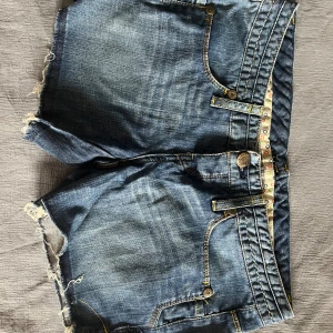 Shorts från SISLEY - Nyskick, aldrig använda! Två storlekar: 42 och 44 (obs. italiensk storlek så de är små i storleken). Framhäver form ✨