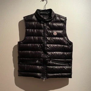Moncler Gui Väst - Säljer denna monclerväst pga att den är för stor. Det är en size 2, S/M. 9/10 skick. Om du vill veta något mer skriv privat.