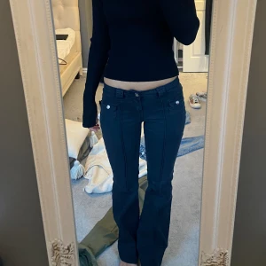 Hm svarta cargo byxor - Säljer mina svarta slutsålda jeans fårn hm lågmidjade så snygga