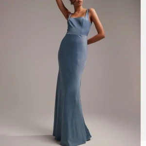 Balkänning - Säljer denna jättefina balklänning! Helt oanvänd med prislapp på, säljer då jag inte hann lämna tillbaka💕💕köpare står för frakt ❤️