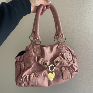 Vintage bag - Vintage rosa axelväska med okänt märke!! 💞