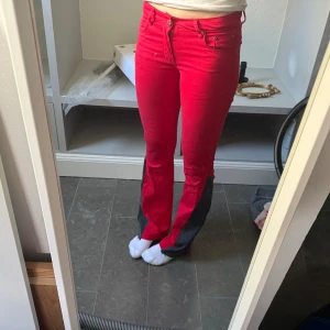 Röda jeans   - Ascoola röda jeans med svarta detaljer där nere!!