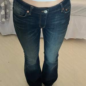 Nya snygga jeans ifrån Weekday! I modellen ”Flame” Säljer då dom är något stora för mig. Jag är 169 lång, Längd 103, innerbenslängd 78 ish, midja: se bild 🔥