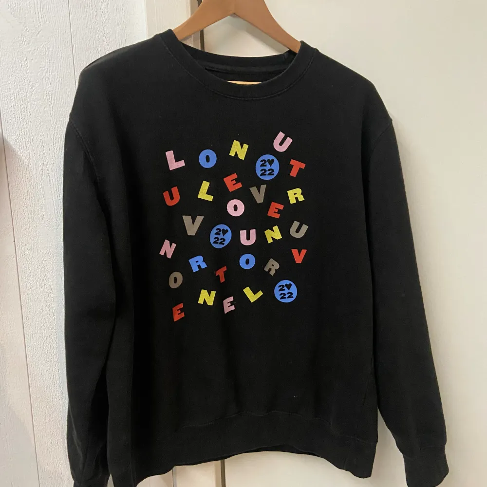 Harry Styles love on tour merch från hslot 2022! Riktig merch med original pris 800kr Är en L men passar som M. Bra skick! inte jätte använd. Tröjor & Koftor.