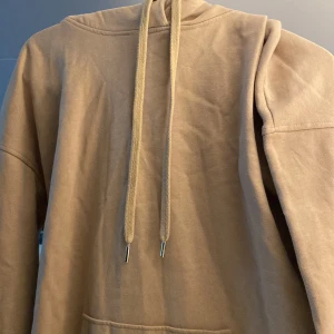 Hoodie-klänning - En beige hoodie-klänning 